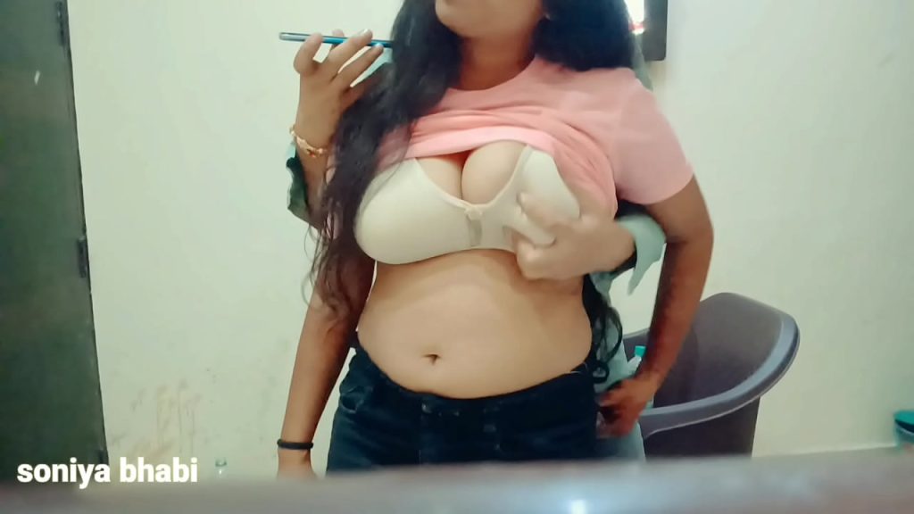 Big Boobs Indian Bhabhi Enjoy Homemade sex